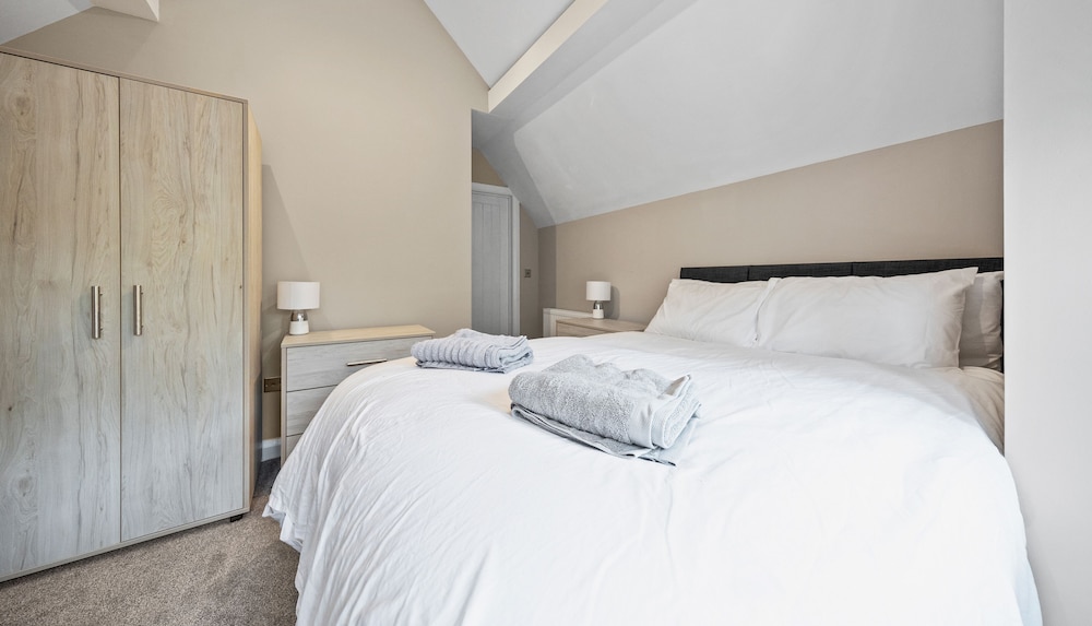 Stylish 2 Bedroom Apartment view 2