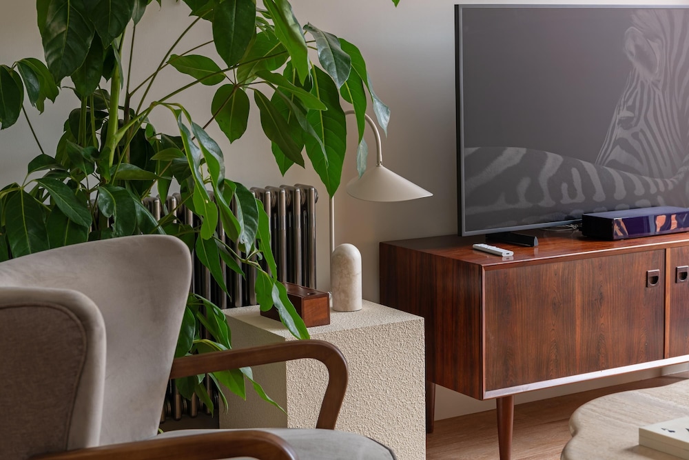 Stylish City Flat With Private Balcony