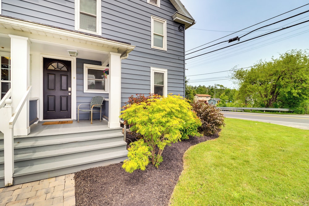 Ski, Hike & Fish: Pet-friendly Home in Saylorsburg