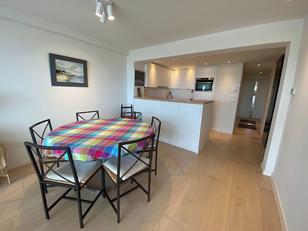 Sea View Stay for 6 Guests