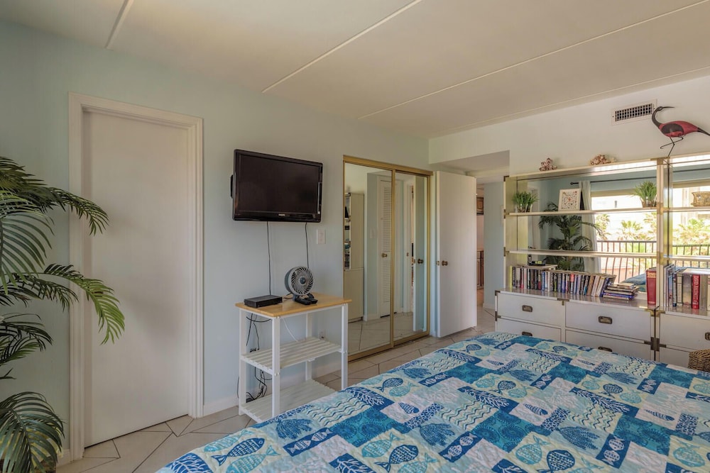 Beachfront Condo With Pool, hot tub & Sundeck! view 4
