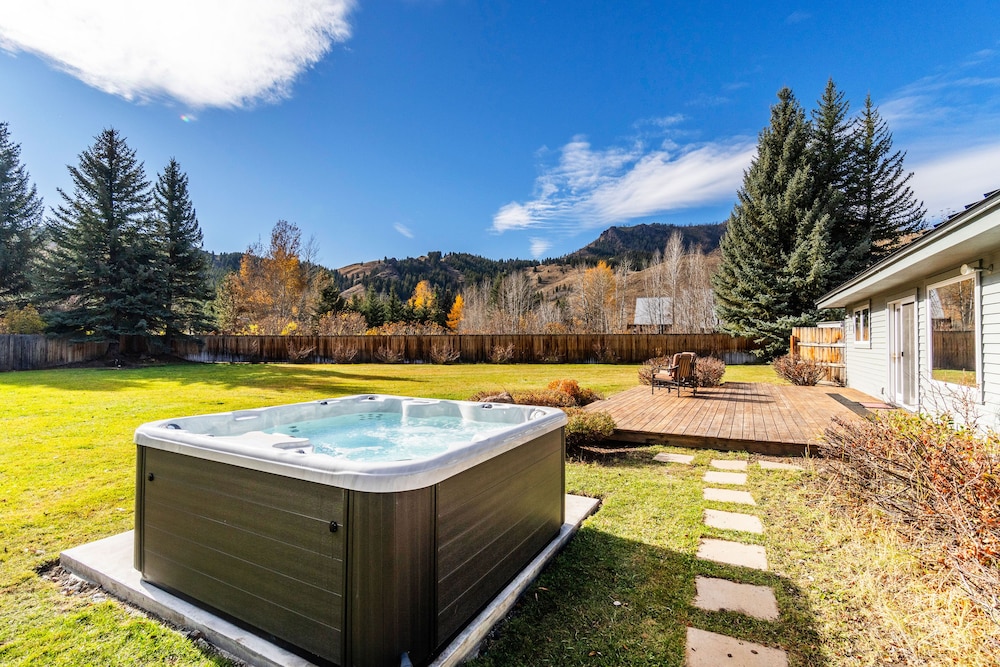 Ketchum Vacations - Bright Ketchum Retreat w/ Views  Private Hot Tub! - Property Image 1