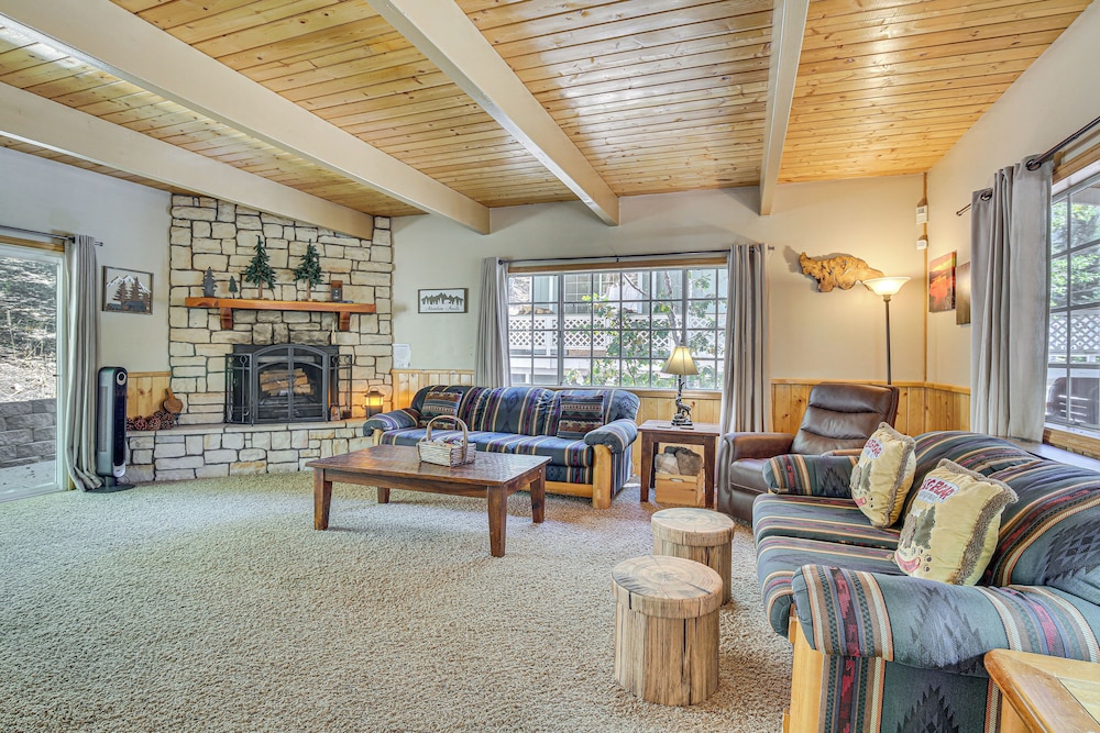 Big Bear Lake Cabin w/ Deck, Grill & Fireplace!