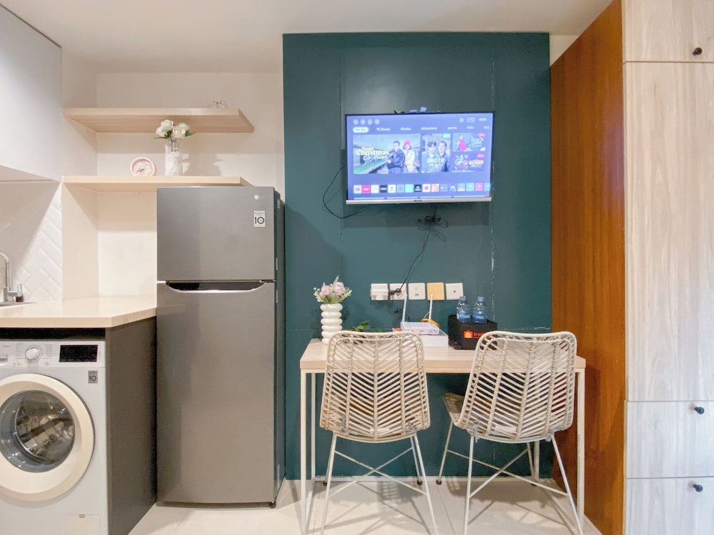 Warm Minimalist Studio Room At West Vista Apartment