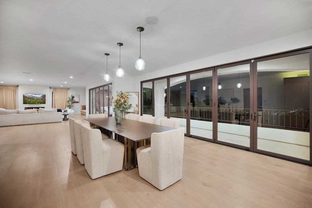 Villa Solea - Mulholland Retreat w/ Pool, Spa & Iconic LA Views