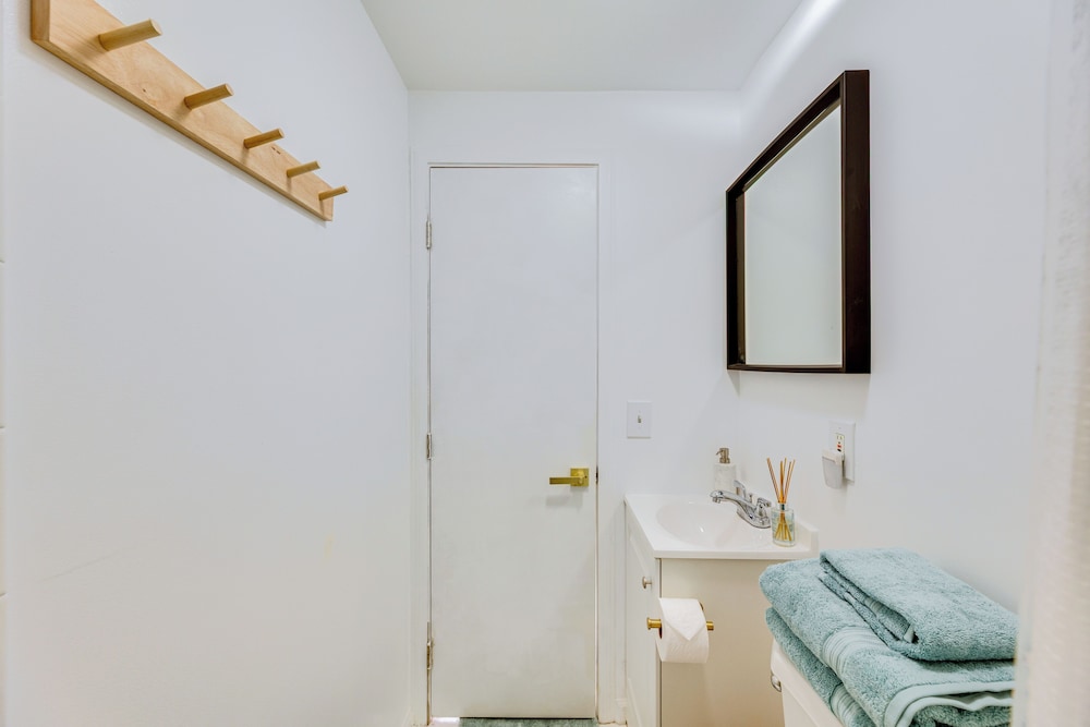 5 Mi to Dtwn Los Angeles: Apt w/ Outdoor Space!