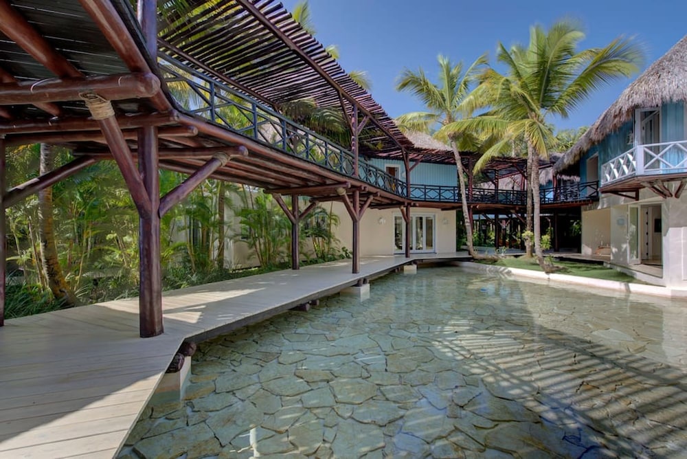 6 BR Beachfront Lush Oasis