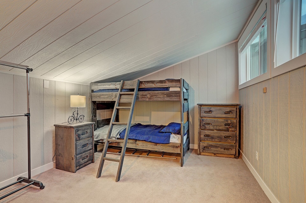 Knotty Pine Lodge 4 Bedroom Townhouse by RedAwning view 4