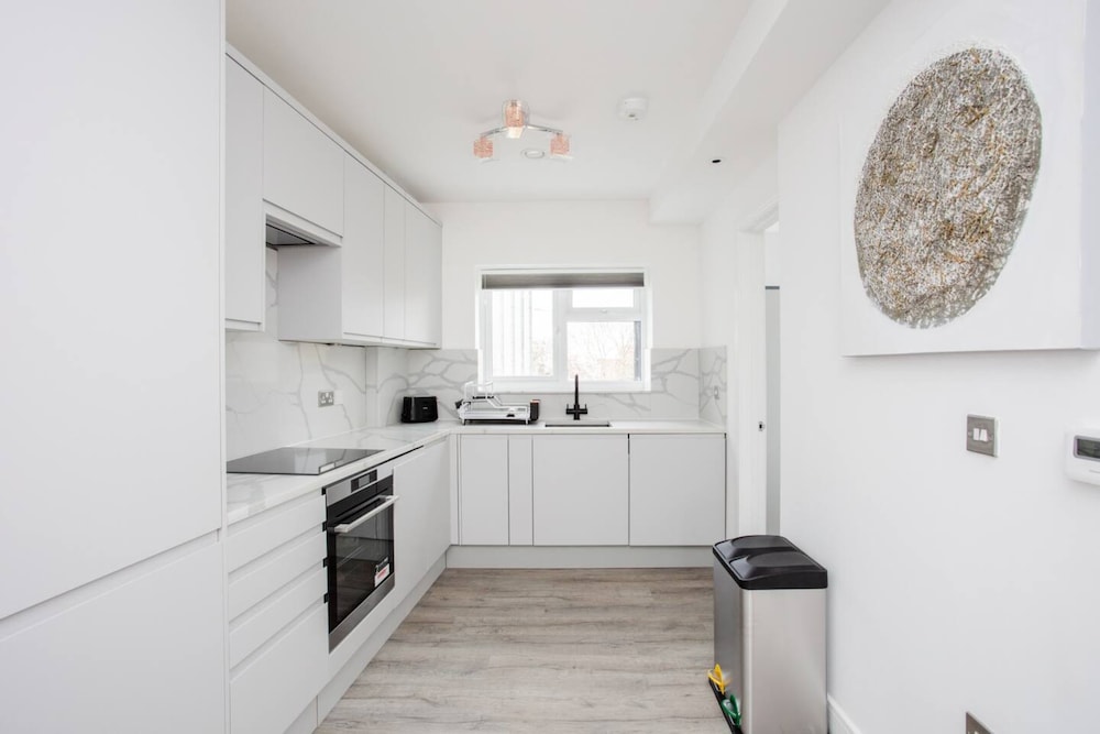 Designer 2 Bedroom Apartment in West London