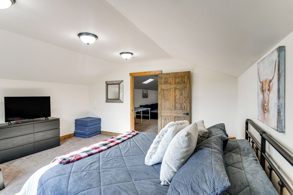 Spacious Afton Home: Patio, Grill & Mountain Views