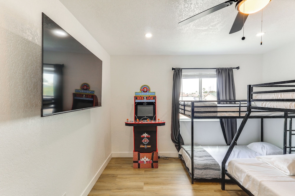 Poolside Relaxation: Group-friendly Home in Havasu