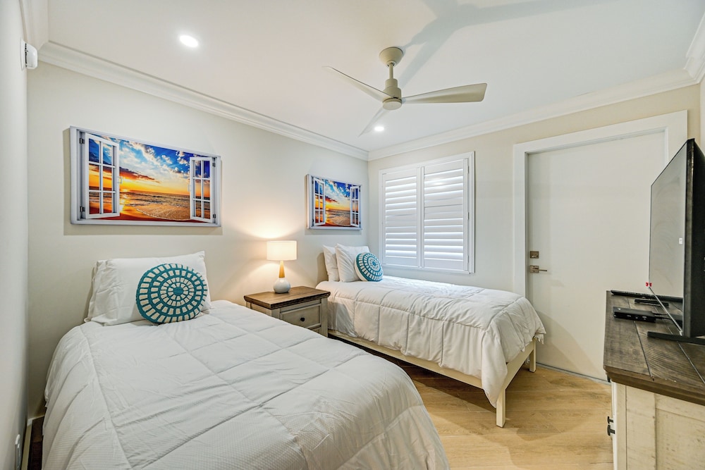 Upscale Naples Condo w/ Pool Access: Walk to Pier!