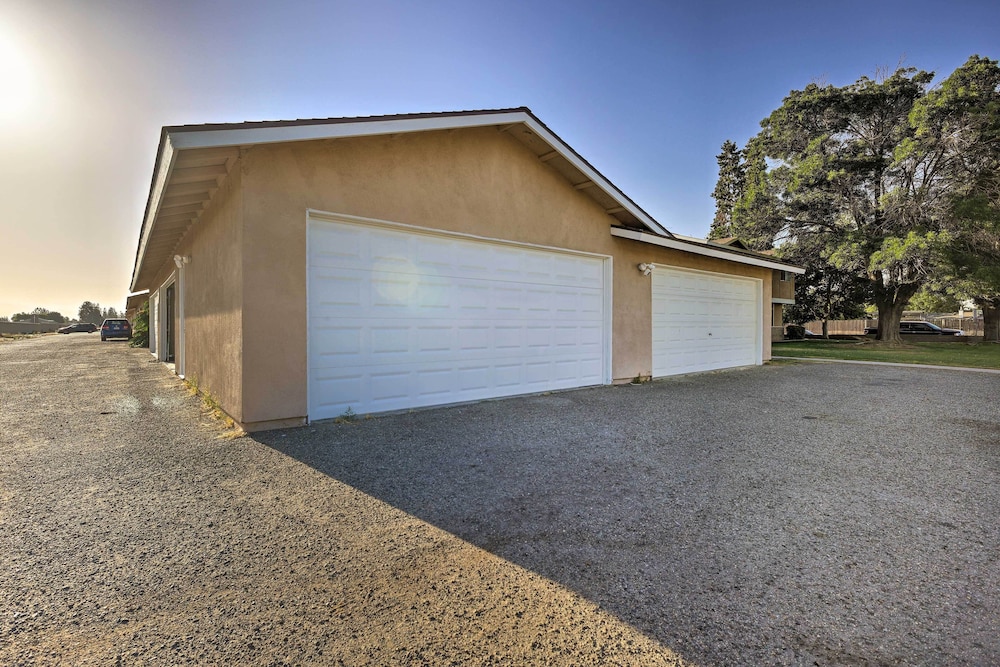 Convenient Bakersfield Townhome With Patio!