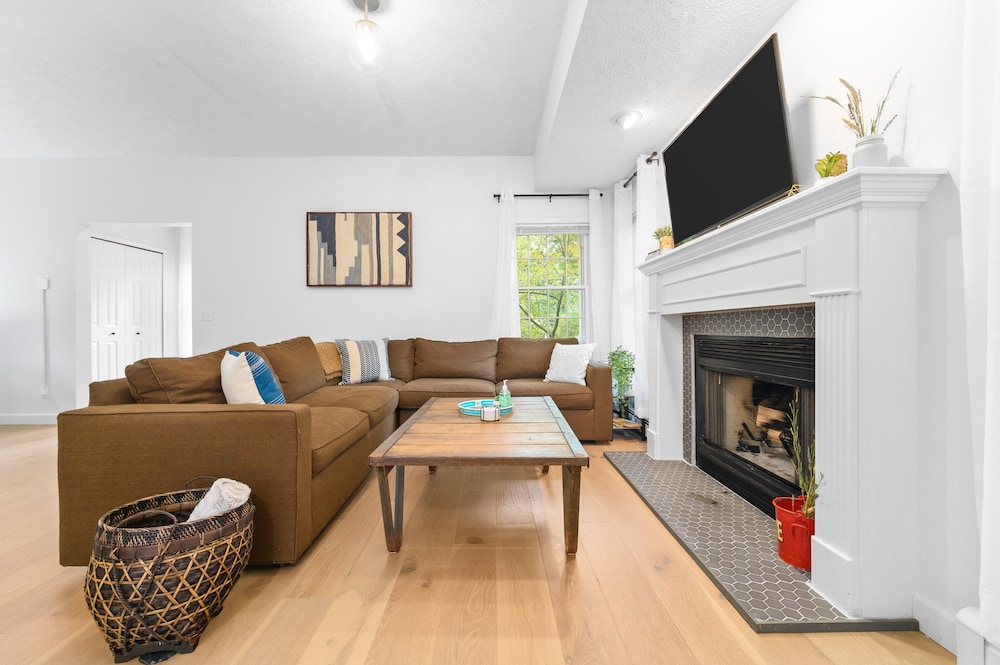 Gorgeous 2BDR Home near Downtown