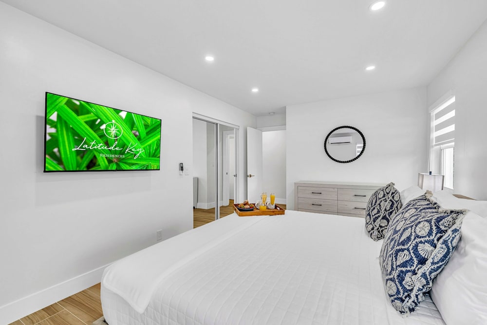 Beach Condo King Bed Lush Patio w BBQ Birch Key Two
