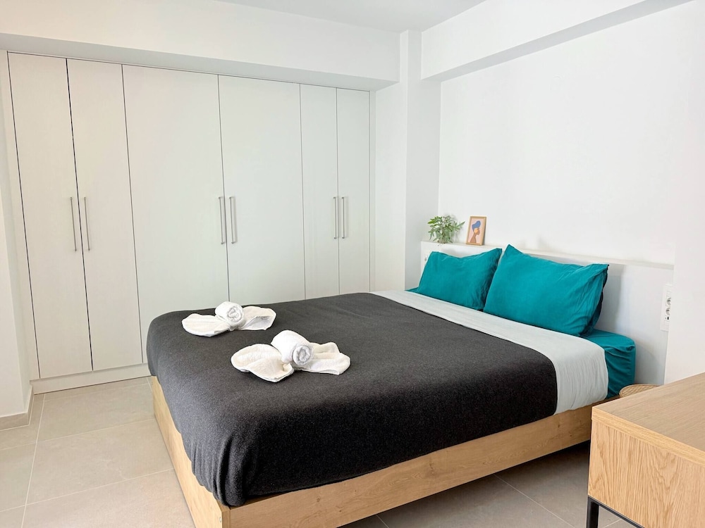 Azure Loft - 3min Walk to Beach, 10min to Old Town