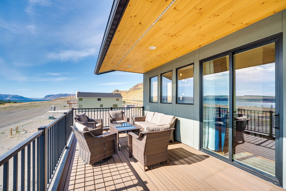 Hot Tub & Water Views: High-end Vantage Retreat