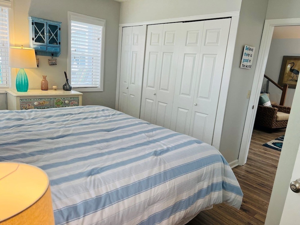 Heaven's Anchor 3 Bedroom Home by RedAwning