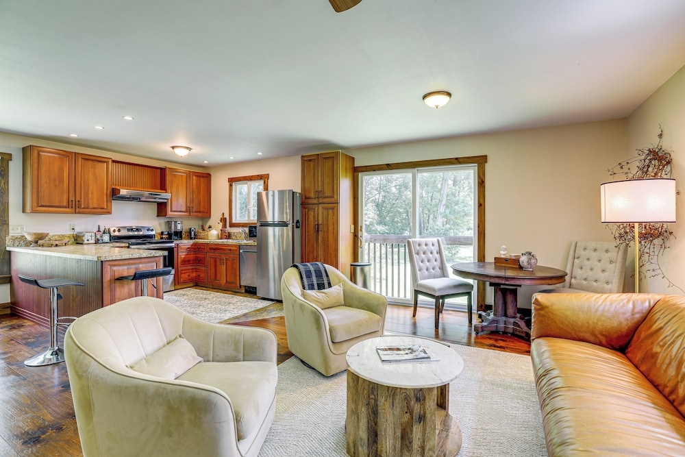Walk to River: Couples Retreat in Kintnersville!