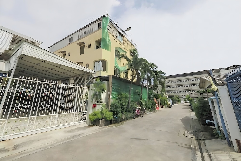 Sukhum Mega Bangna Guest House