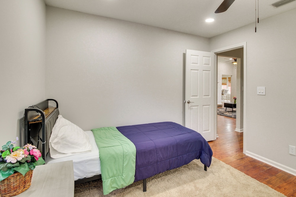 3 Mi to Oglethorpe Mall: Home w/ Fenced Yard!