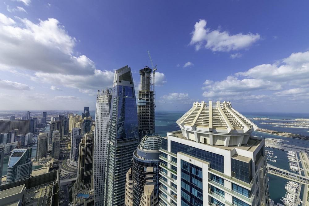 High-floor Trendy Apt w Marina Palm Ocean Vws