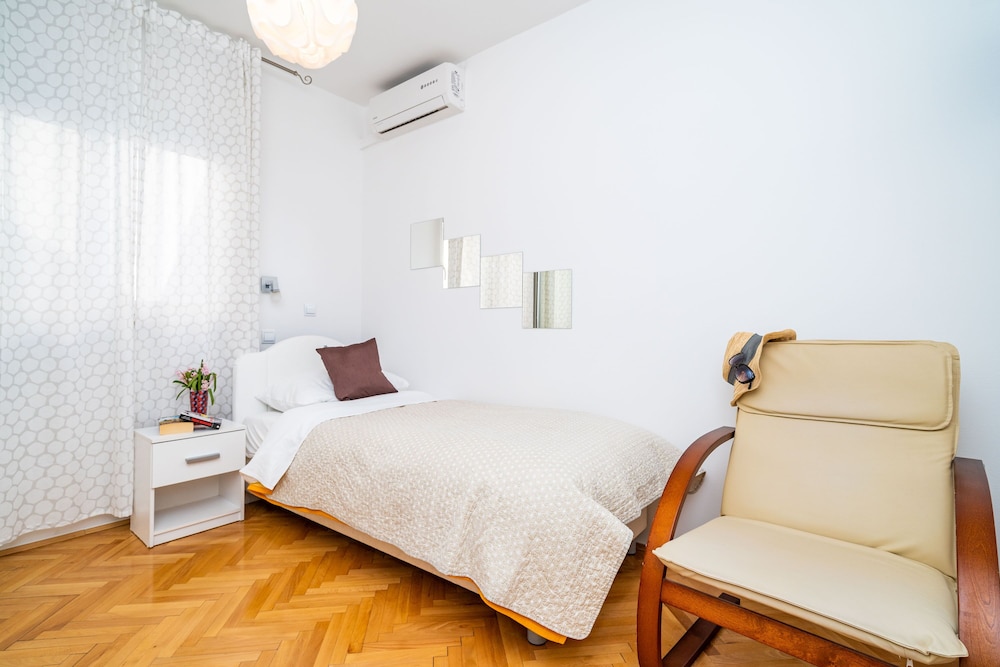 Jele Rooms