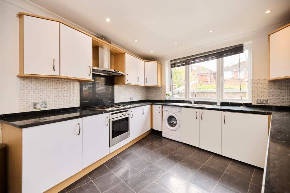 The Enfield Place - Elegant 4bdr House With Garden