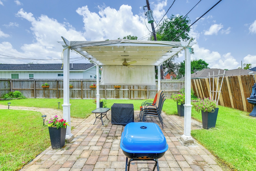 Yard + Pergola: Home 5 Mi to Dtwn Houston!