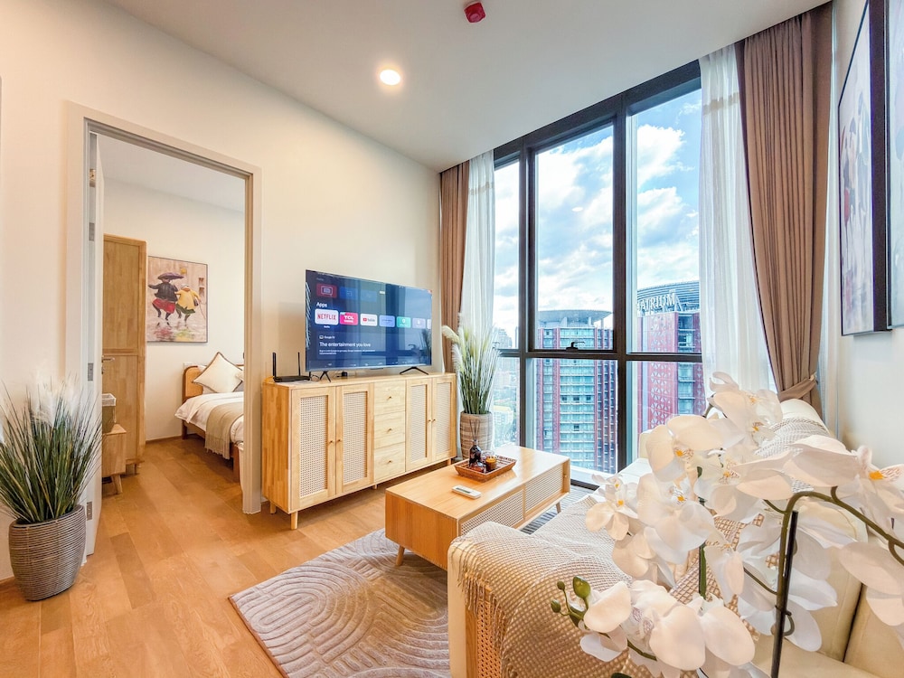 Luxury Downtown Bangkok 2BR 2BA · Sky Pool Gym · 5min Walk to Siam Paragon