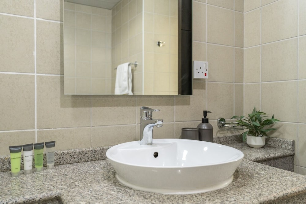 Refined 1BR Retreat in The Point Tower - Marina