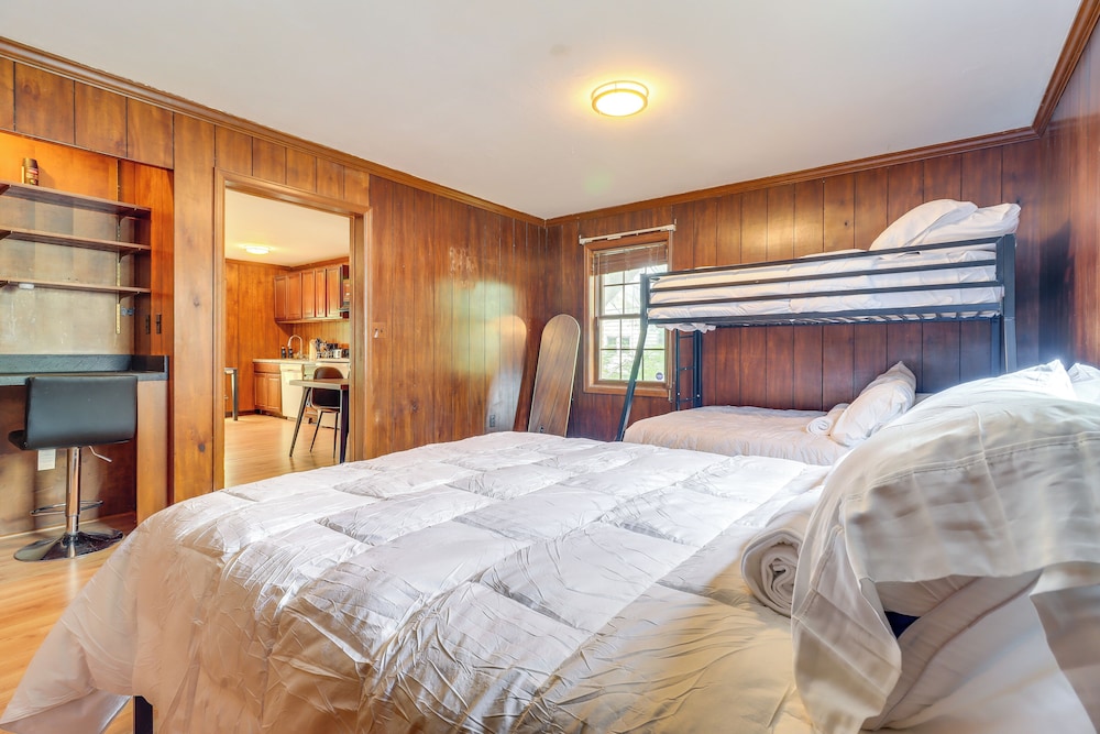 7 Mi to Downtown: Cozy West Toledo Apt w/ Yard