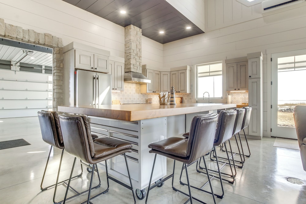 Dock & Panoramic Bay Views: Oconto Retreat!