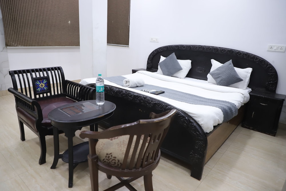 Mauryan Elite Hotel Lajpat Nager