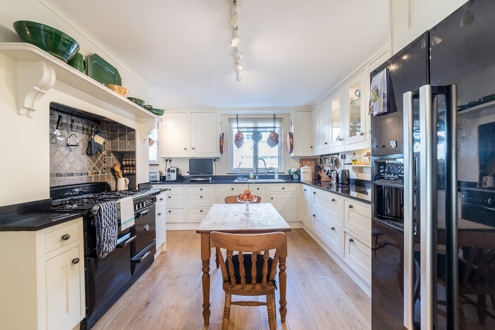 Elegant 3 Bedroom Home Located in South Kensington