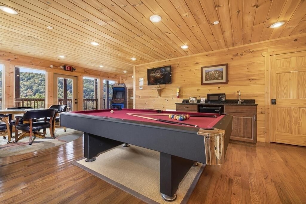 Eagle's Nest - 3 Bedrooms, 3.5 Baths, Sleeps 10 Home by RedAwning