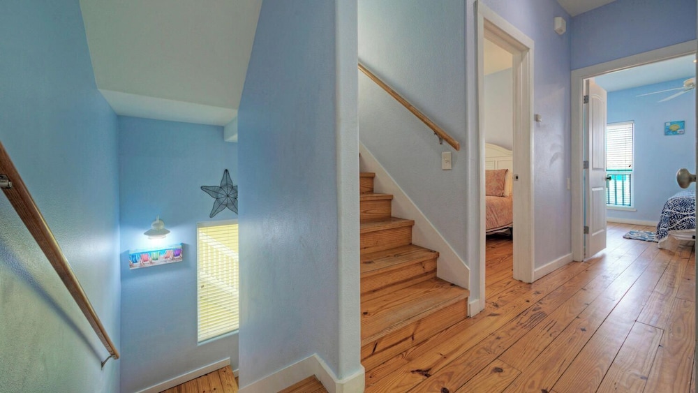 Walk to the Beach Ocean Views, Balcony Dining & Open Living Beachview 54 by Avantstay