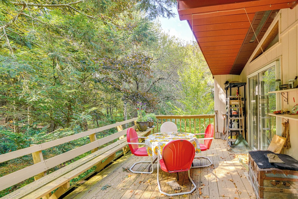 Quiet All-season Creekside Escape in Upstate!