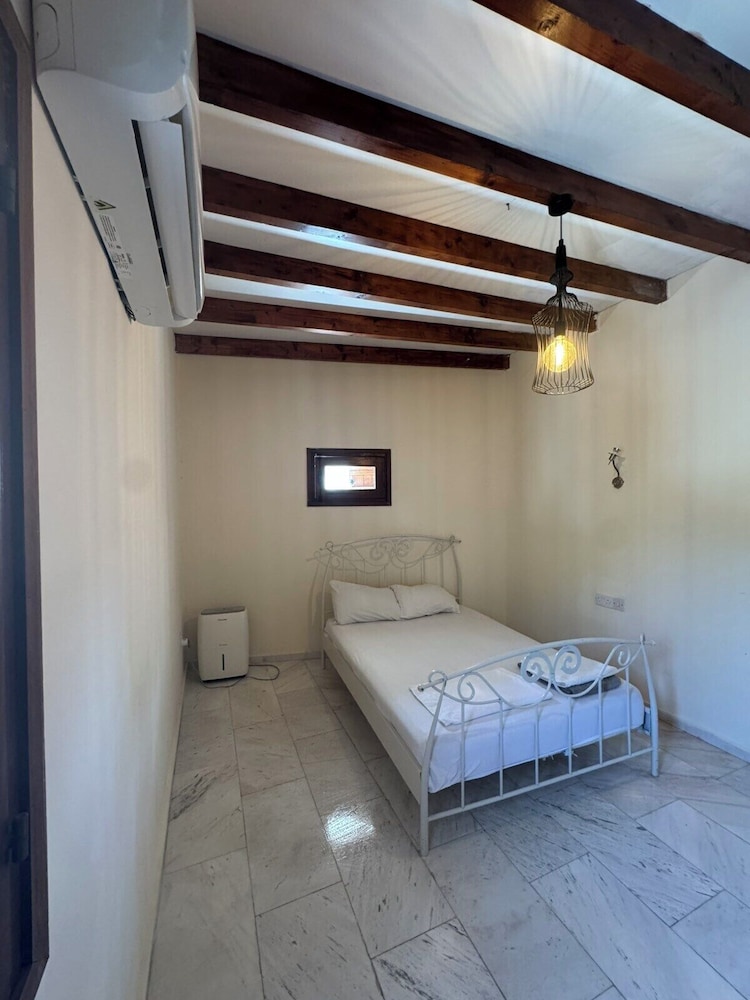 Charming Cyprus Getaway in Páfos - Garden View Holiday House