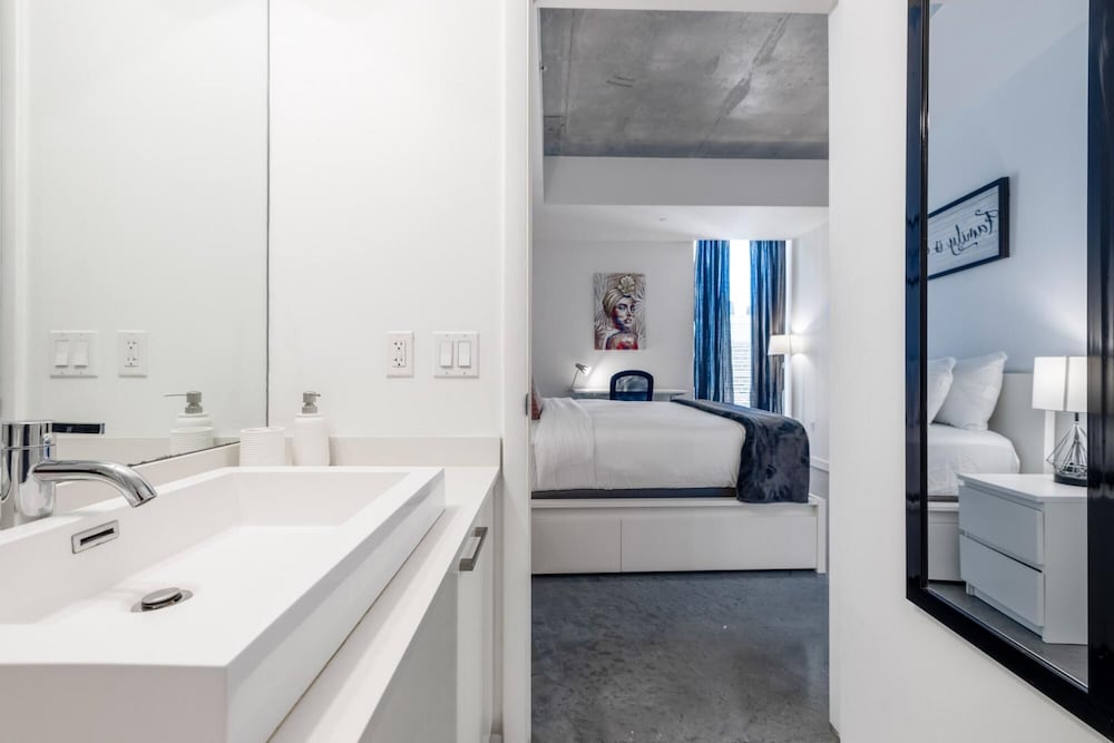 Cozy Downtown Pad- Luxe Rooftop Pool gym and More