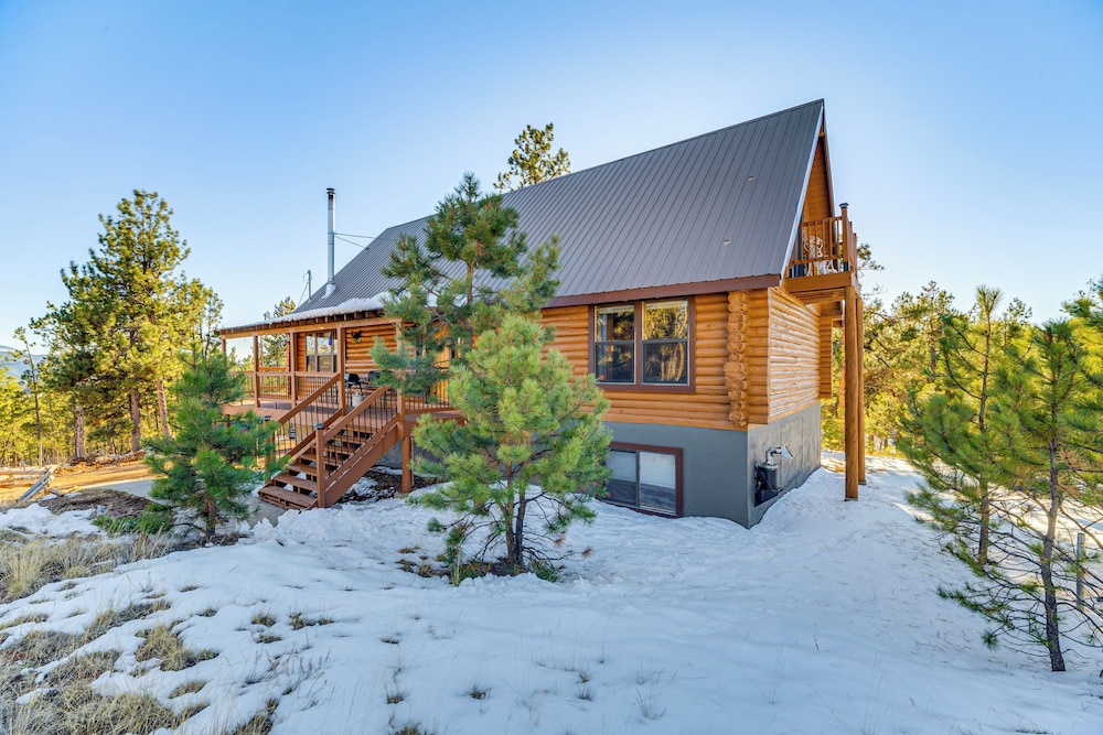 4 Mi to Fossil Beds: Private Log Cabin on 3 Acres