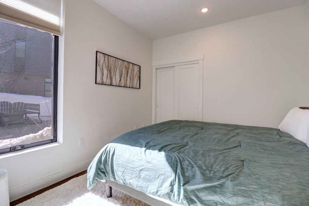 River West 515 2 Bedroom Condo