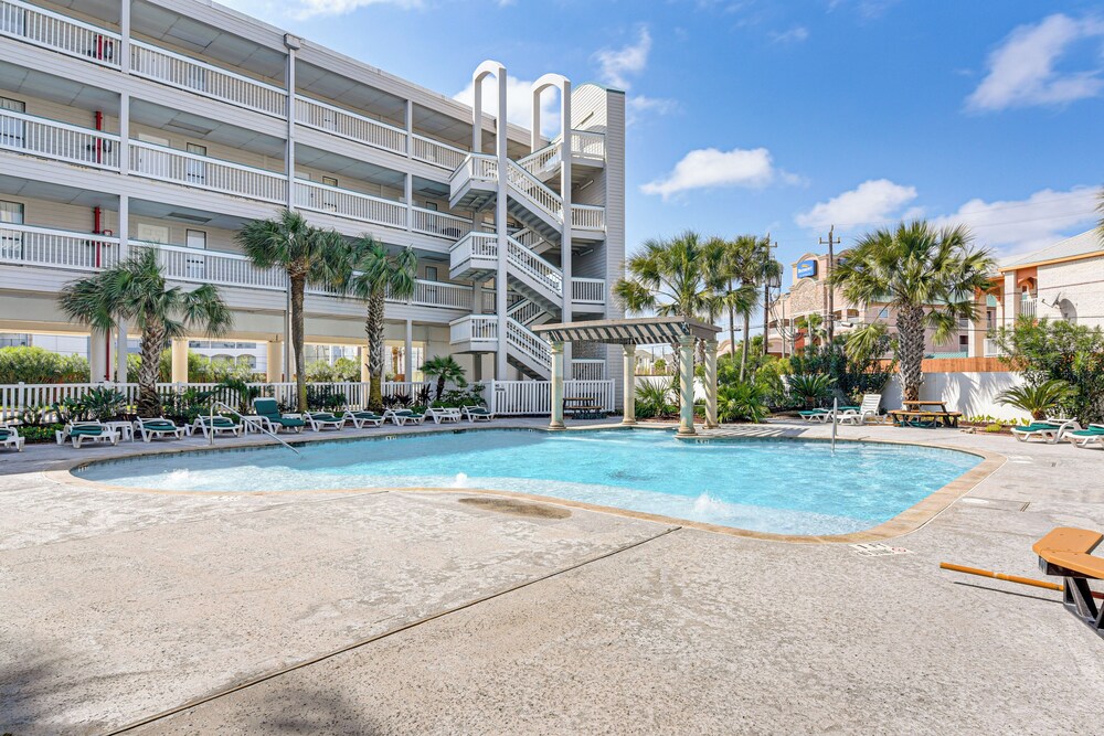 Stroll to Shore: Gem w/ Pool Access in Galveston