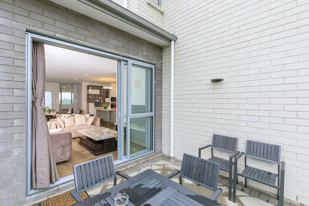 Hero Holiday House