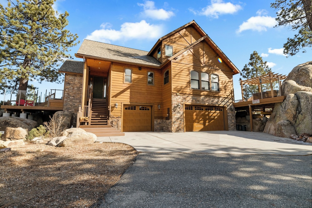 Boulder Cove Lakefront Estate