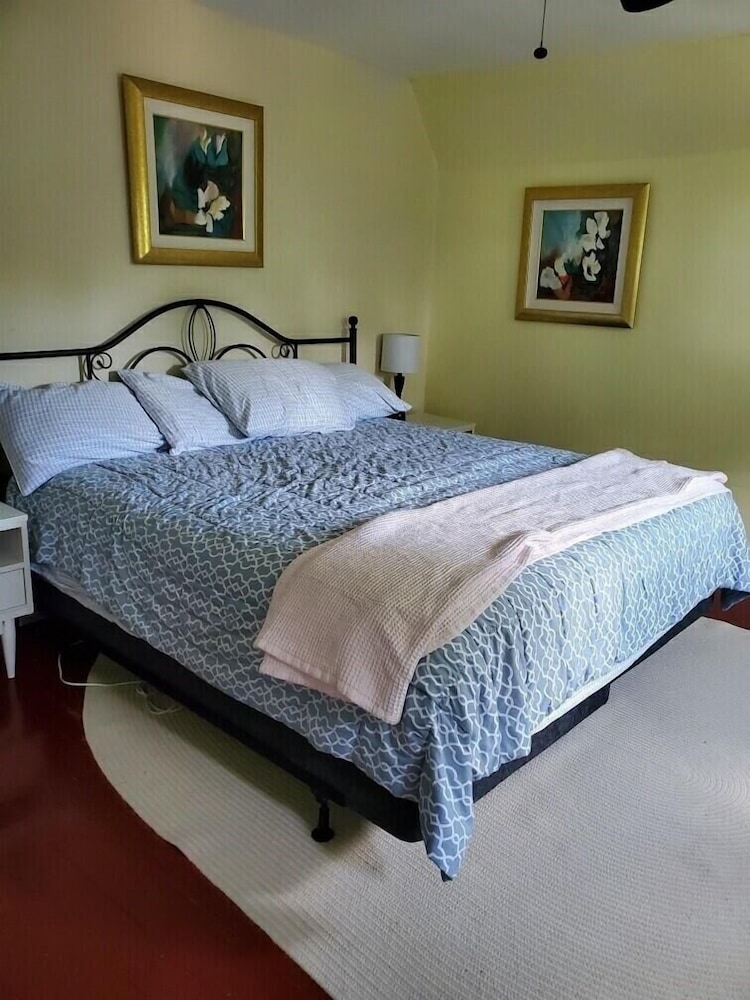 5449 Emerald 5 Bedroom Home by RedAwning view 4