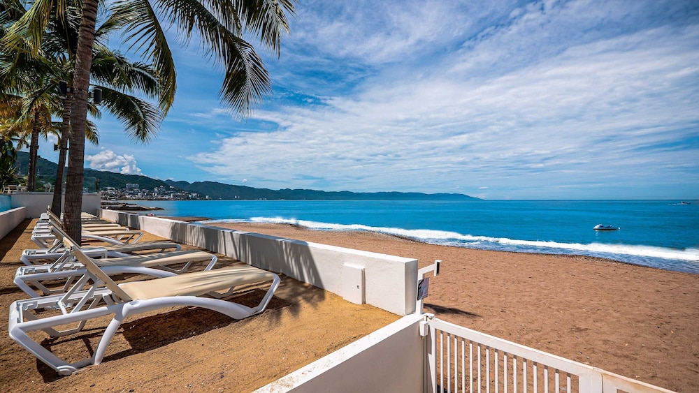 Oceanfront 1BR With Balcony - Sea View Pools