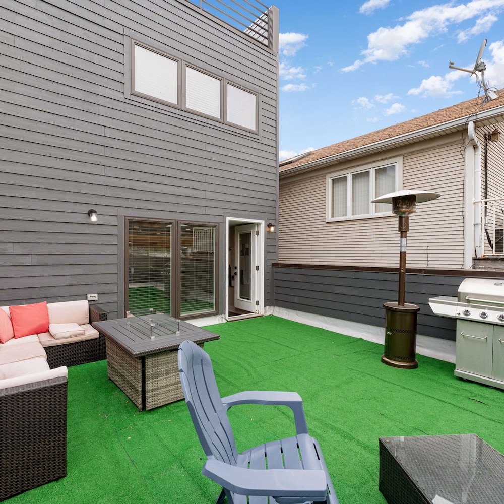Magnificent NEW Home w 8 Beds Free Parking