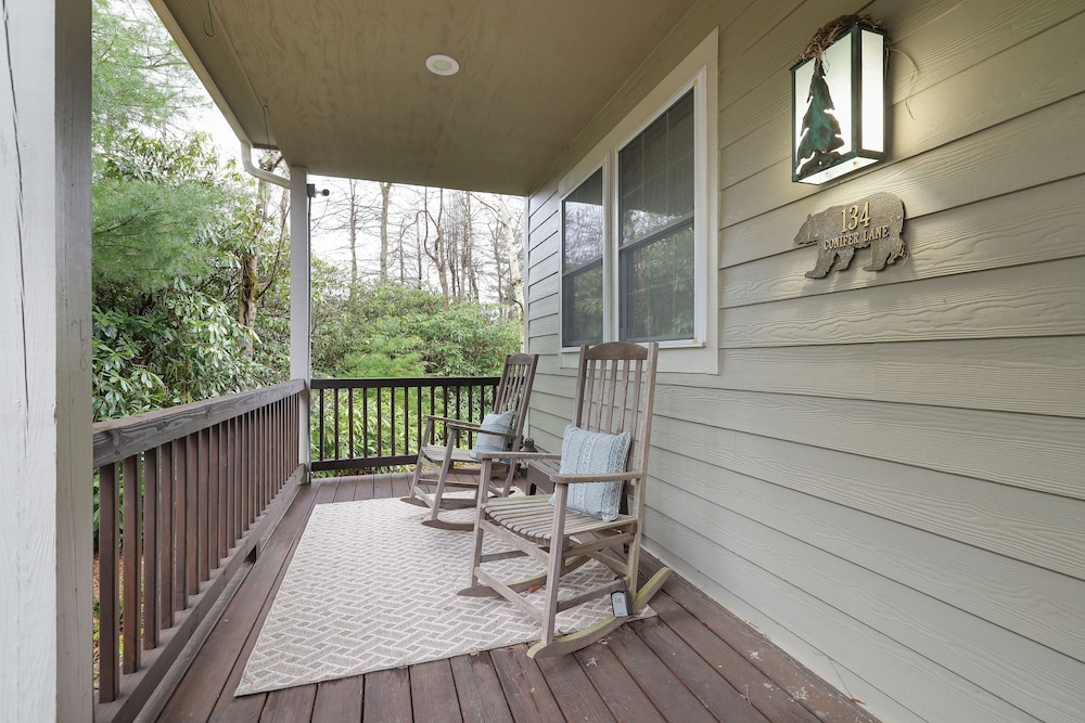 The Nest at Pinecrest by Avantstay Hot Tub Spacious Deck Game Room Fire Pit