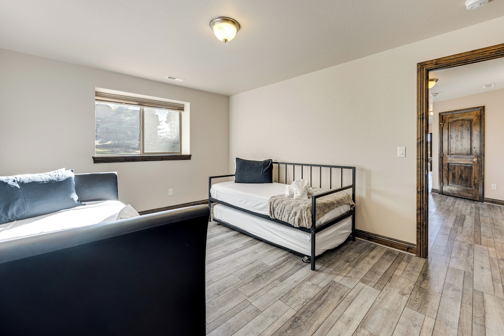 Hot Tub & Games Galore! Colorado Springs Retreat
